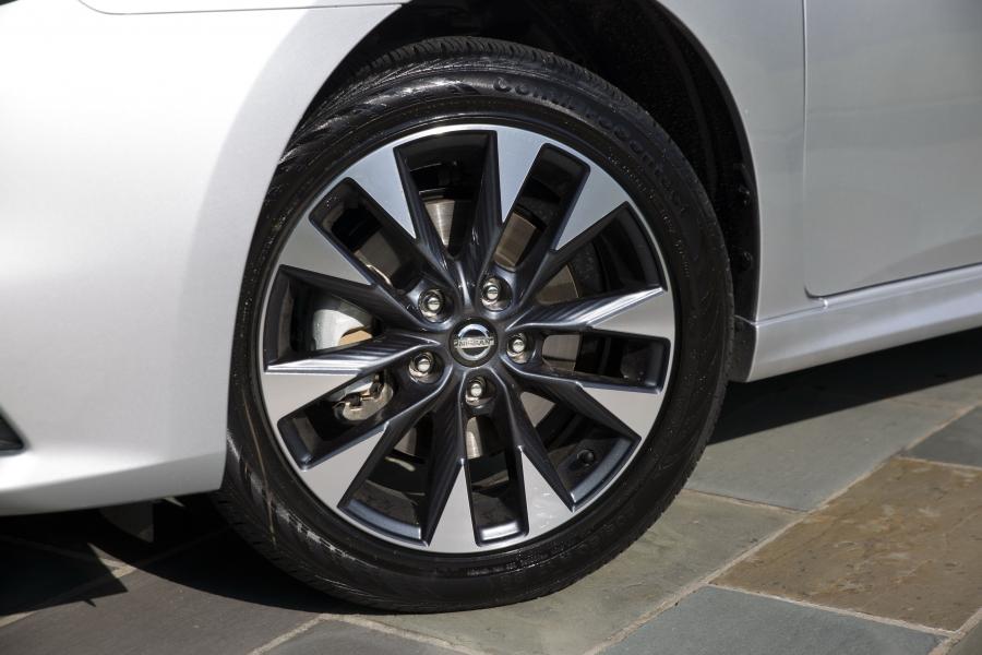 Колеса Nissan Sentra SR Turbo (B17) 2016 года  (фото 43 из 44)